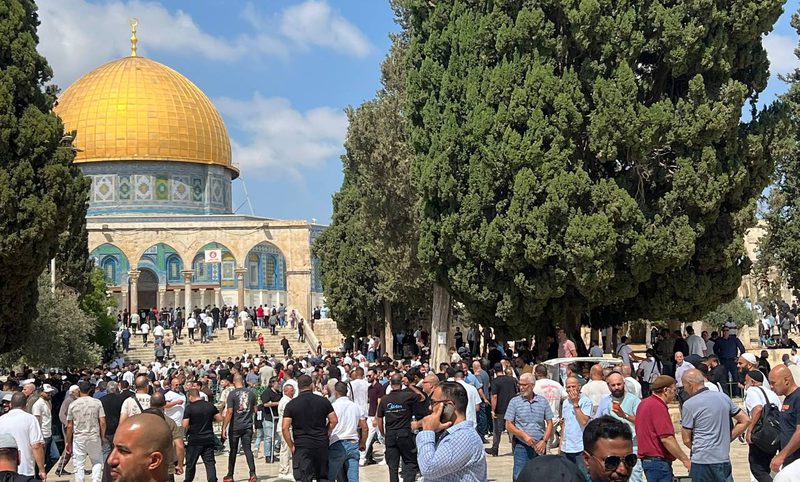 عشرات آلاف المصلين يؤدون الجمعة في الأقصى رغم تشديدات الاحتلال