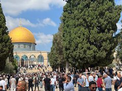 عشرات آلاف المصلين يؤدون الجمعة في الأقصى رغم تشديدات الاحتلال