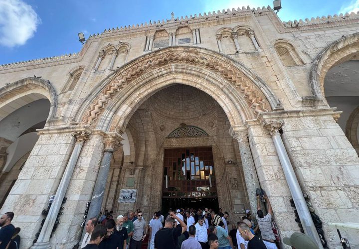 عشرات آلاف المصلين يؤدون الجمعة في الأقصى رغم تشديدات الاحتلال
