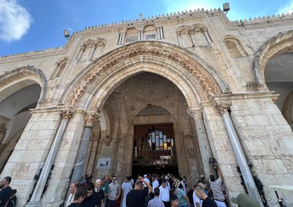 عشرات آلاف المصلين يؤدون الجمعة في الأقصى رغم تشديدات الاحتلال