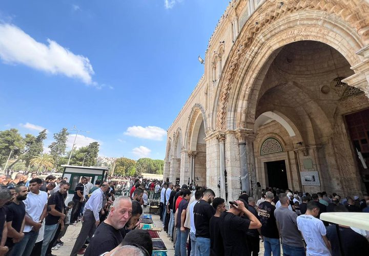 عشرات آلاف المصلين يؤدون الجمعة في الأقصى رغم تشديدات الاحتلال