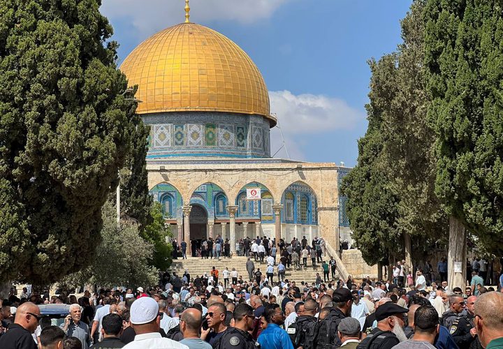 عشرات آلاف المصلين يؤدون الجمعة في الأقصى رغم تشديدات الاحتلال