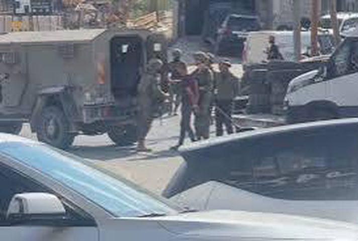 قوات الاحتلال تعتقل ثلاثة مواطنين وتداهم منازل جنوب جنين