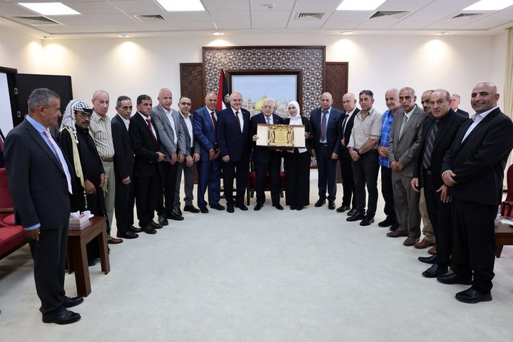 الرئيس يستقبل رؤساء البلديات والمجالس المحلية لمحافظة القدس