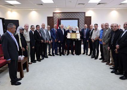 الرئيس يستقبل رؤساء البلديات والمجالس المحلية لمحافظة القدس