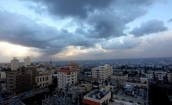 حالة الطقس: أجواء غائمة جزئيا إلى صافية وانخفاض تدريجي على درجات الحرارة