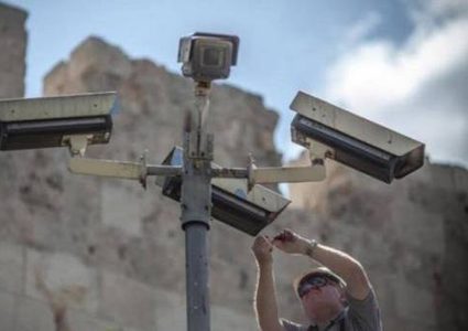 الاحتلال ينصب كاميرات مراقبة قرب منازل المواطنين في المغير