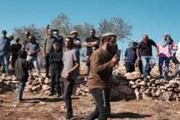 مستوطنون يهاجمون مركبة إسعاف ويسرقون معدات زراعية في قرية المغير