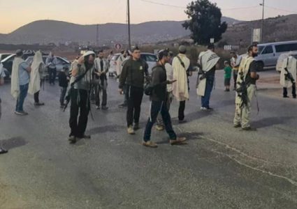 مستوطنون يهاجمون مركبات المواطنين بين قريتي المغير وأبو فلاح شمال شرق رام الله