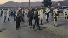 مستوطنون يهاجمون مركبات المواطنين بين قريتي المغير وأبو فلاح شمال شرق رام الله