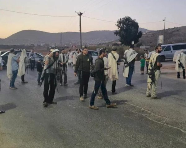 مستوطنون يهاجمون مركبات المواطنين بين قريتي المغير وأبو فلاح شمال شرق رام الله