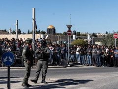 قوات الاحتلال تمنع مشيعين من أداء صلاة الجنازة في المسجد الأقصى