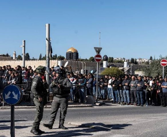 قوات الاحتلال تمنع مشيعين من أداء صلاة الجنازة في المسجد الأقصى