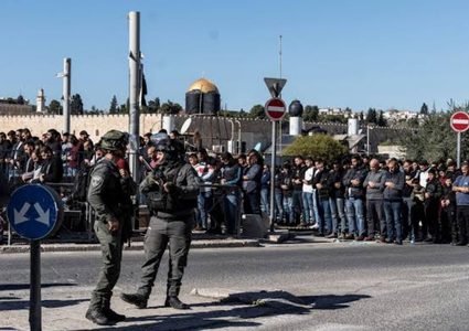 قوات الاحتلال تمنع مشيعين من أداء صلاة الجنازة في المسجد الأقصى