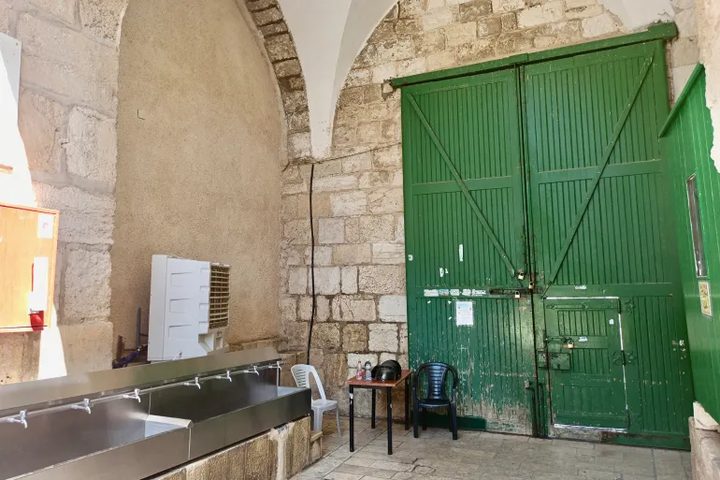 الاحتلال يغلق باب المغاربة بالقدس بعد اقتحام 1500 مستوطن للأقصى