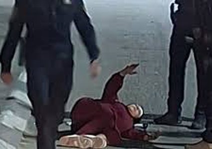 الاحتلال يصيب سيدة من ذوي الاعاقة بالرصاص ويعتقلها على حاجز قلنديا