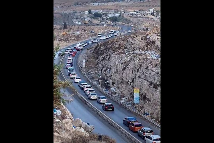 أزمة مرورية خانقة على مداخل رام الله وضواحي القدس جراء إغلاق الحواجز
