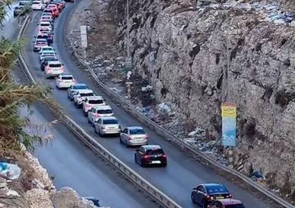 أزمة مرورية خانقة على مداخل رام الله وضواحي القدس جراء إغلاق الحواجز
