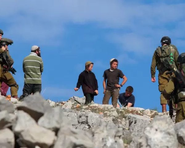 مستوطنون يهاجمون منزلا في المغير ومواجهات وإطلاق نار شرق القرية