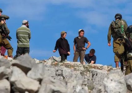 مستوطنون يهاجمون منزلا في المغير ومواجهات وإطلاق نار شرق القرية