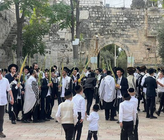 نحو 900 مستوطن يقتحمون الأقصى في ثالث أيام ما يسمى "عيد العرش"