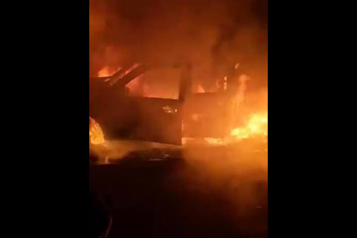 مستوطنون يسرقون ثمار زيتون في سنجل وترمسعيا ويحرقون مركبة في دير أبو مشعل