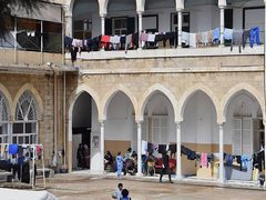 لبنان: أكثر من 70 مؤسسة تعليمية ما زالت مراكز إيواء