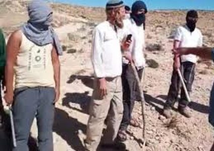 مستوطنون يعتدون على منزل ويغلقون طرقا ويقطعون كابل كهرباء جنوب يطا