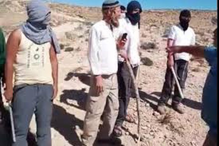 مستوطنون يعتدون على منزل ويغلقون طرقا ويقطعون كابل كهرباء جنوب يطا