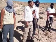 مستوطنون يعتدون على منزل ويغلقون طرقا ويقطعون كابل كهرباء جنوب يطا