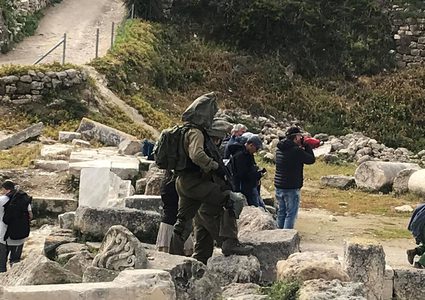 مستوطنون يعتدون بالضرب على مسن ويسكبون ماءً مغليًا عليه في سبسطية