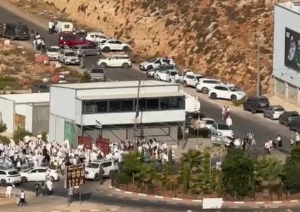 أعداد كبيرة من المستوطنين تقتحم بيتونيا وطريق جريوت غرب رام الله