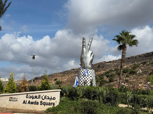 مستوطنون يهاجمون مركبات ويغلقون طرقًا ويعلقون أعلام الاحتلال في سردا والطيرة