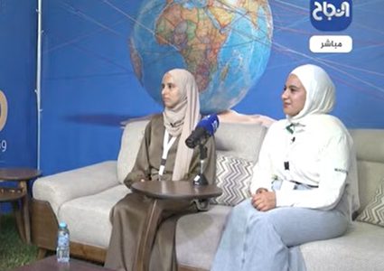 طالبتان من كلية هندسة الحاسوب في جامعة النجاح تبتكران طاولة تفاعلية