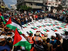 تشييع جثامين 51 شهيدا انتشلتهم طواقم الإنقاذ من تحت أنقاض النصيرات