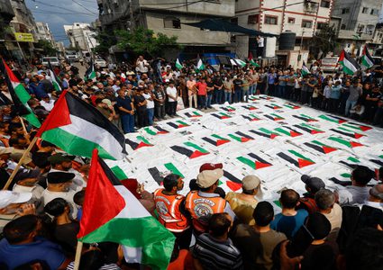 تشييع جثامين 51 شهيدا انتشلتهم طواقم الإنقاذ من تحت أنقاض النصيرات
