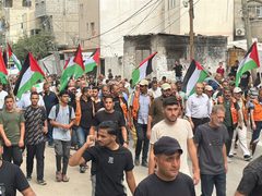 الفلسطينون يشيعون رفات عشرات الشهداء بمخيم النصيرات