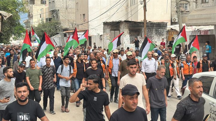 الفلسطينون يشيعون رفات عشرات الشهداء بمخيم النصيرات