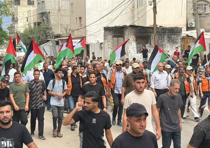 الفلسطينون يشيعون رفات عشرات الشهداء بمخيم النصيرات