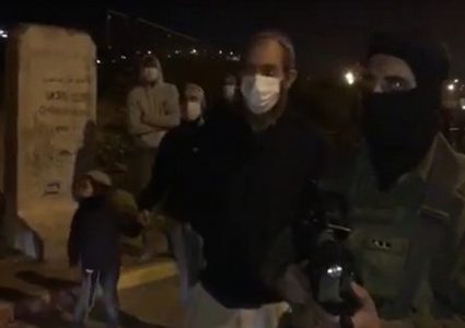 مستوطنون يعتدون على مركبات المواطنين على مدخل دير جرير