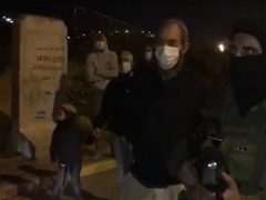 مستوطنون يعتدون على مركبات المواطنين على مدخل دير جرير