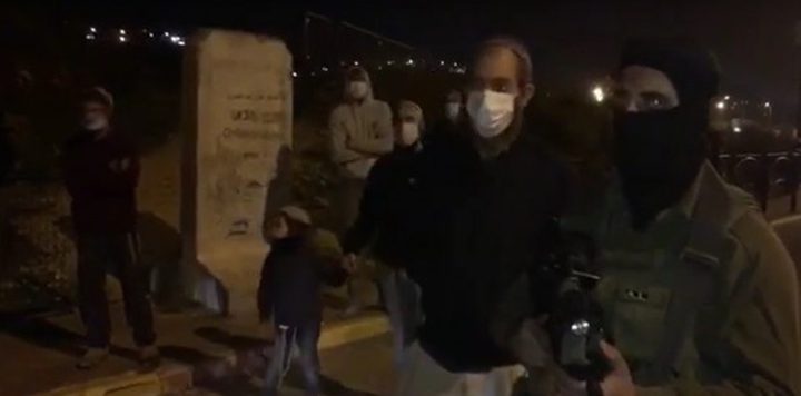 مستوطنون يعتدون على مركبات المواطنين على مدخل دير جرير