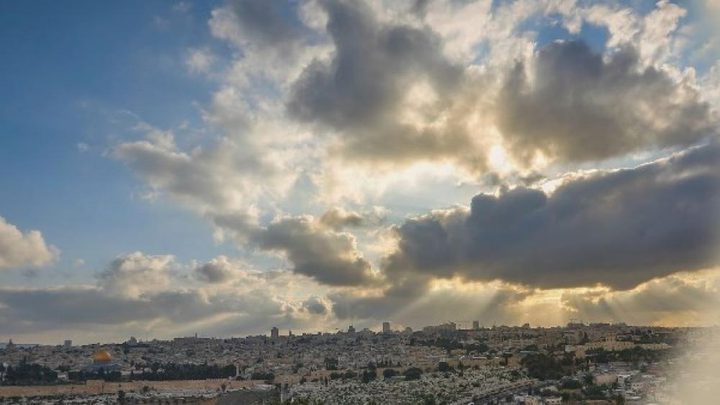 حالة الطقس: انخفاض على درجات الحرارة وأمطار متفرقة خلال الأيام المقبلة