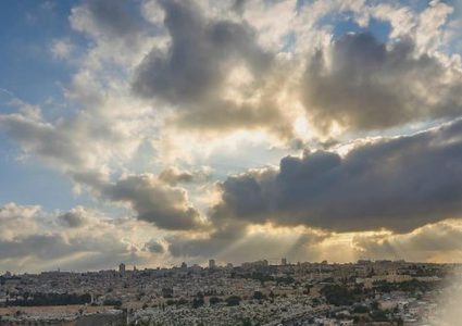 حالة الطقس: انخفاض على درجات الحرارة وأمطار متفرقة خلال الأيام المقبلة