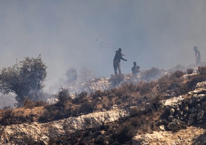 احتجاز مواطنين وإطلاق نار من مستوطن واعتداءات على أراضي المغير