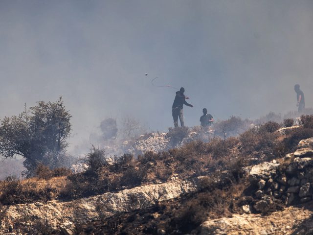 احتجاز مواطنين وإطلاق نار من مستوطن واعتداءات على أراضي المغير