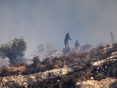 احتجاز مواطنين وإطلاق نار من مستوطن واعتداءات على أراضي المغير