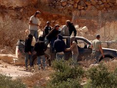 مستوطنون يعتدون على فتى بالضرب بعد مهاجمة مسكن عائلته في يطا
