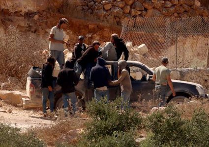 مستوطنون يعتدون على فتى بالضرب بعد مهاجمة مسكن عائلته في يطا