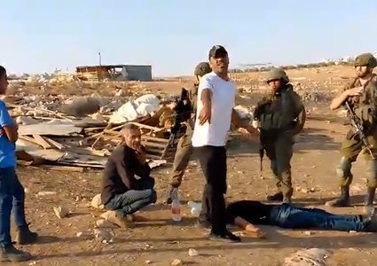قوات الاحتلال تقتحم منازل في تجمع معازي جبع البدوي وتعبث بمحتوياتها